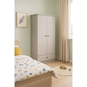 Omara SNEŽINKA združuje sodoben slog s funkcionalnostjo. Ima dvojna vrata, v notranjosti pa ima štiri prostorne predale ter prostor za obešanje. Prav tako