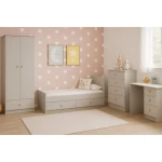 Otroška in mladinska soba SNEŽINKA je sestavljena iz kar štirih kakovostnih elementov: Omare, postelje, pisalniške mize in predalnika. Predalnik s štirimi