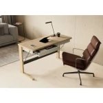 Pisalna miza OLIVIJA, je ključ do udobnega in učinkovitega dela. Izdelana je iz kakovostne laminirane plošče debeline 32 mm. Ima dva predala za