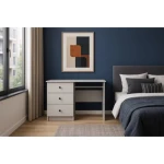 Pisalna miza SNEŽINKA združuje sodoben slog s funkcionalnostjo. Ima tri praktične predale za shranjevanje. Svetla barva z ročaji doda čar in daje ceolotni