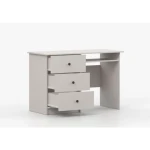 Pisalna miza SNEŽINKA združuje sodoben slog s funkcionalnostjo. Ima tri praktične predale za shranjevanje. Svetla barva z ročaji doda čar in daje ceolotni