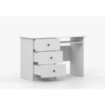 Pisalna miza SNEŽINKA združuje sodoben slog s funkcionalnostjo. Ima tri praktične predale za shranjevanje. Svetla barva z ročaji doda čar in daje ceolotni