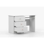 Pisalna miza SNEŽINKA združuje sodoben slog s funkcionalnostjo. Ima tri praktične predale za shranjevanje. Svetla barva z ročaji doda čar in daje ceolotni