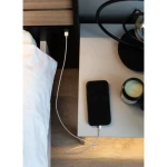 Postelja GRIZLI je zasnovana za udoben počitek in spanec. Trpežen letveni okvir zagotavlja dodatno oporo. Postelja je opremljena z LED osvetlitvijo. Njena