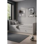 Postelja SNEŽINKA združuje sodoben slog s funkcionalnostjo. Pod posteljo ima dva praktična predale za shranjevanje. Svetla barva z ročaji doda čar in daje