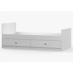 Postelja SNEŽINKA združuje sodoben slog s funkcionalnostjo. Pod posteljo ima dva praktična predale za shranjevanje. Svetla barva z ročaji doda čar in daje