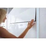 Navpična stenska postelja METULJ je primerna za vzmetnico 160 cm širine. Opremljena je z dodatnimi notranjimi policami. Primerna je tudi za majhno