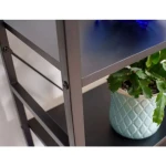 Regal LOFI 2, je eleganten in kakovosten kos pohištva. Narejen je iz kakovostne kovine, kar pripomore k dodatni stabilnosti. S svojo obliko je zelo priročen.