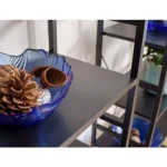 Regal LOFI, je eleganten in kakovosten kos pohištva. Narejen je iz kakovostne kovine, kar pripomore k dodatni stabilnosti. S svojo obliko je zelo priročen.