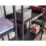 Regal RINKO z možnostjo obešanje ter shranjevanja v prostoren predal je praktičen in univerzalen. Združuje sodoben slog s funkcionalnostjo. Narejena je iz