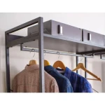 Regal RINKO z možnostjo obešanje ter shranjevanja v prostoren predal je praktičen in univerzalen. Združuje sodoben slog s funkcionalnostjo. Narejena je iz