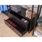 Regal RINKO z možnostjo obešanje ter shranjevanja v prostoren predal je praktičen in univerzalen. Združuje sodoben slog s funkcionalnostjo. Narejena je iz