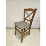 Stol MARIO je izdelan iz kakovostnega masivnega lesa, ki zagotavlja stabilnost in trpežnost. Na voljo je v barvi hrast. Sedišče je na voljo v masiva hrast