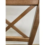 Stol MARIO je izdelan iz kakovostnega masivnega lesa, ki zagotavlja stabilnost in trpežnost. Na voljo je v barvi hrast. Sedišče je na voljo v masiva hrast