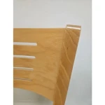 Stol MIHA je izdelan iz kakovostnega masivnega lesa, ki zagotavlja stabilnost in trpežnost. Na voljo je v barvi bukev. Sedišče je na voljo v masiva bukev