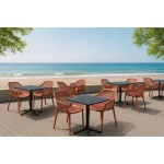 Stol RIO v opečnato rdeči barvi, je moderen stol izdelan iz polipropilena, kateremu so dodana steklena vlakna za še večjo trdnost. Stol je namenjen tako