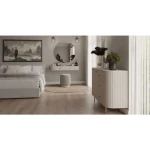 Toaletna miza OVARI je elegantna in kakovostna mizica. Odlično se poda v vsako spalnico, dekliško sobo, predprostor ali garderobo. Kombinacija sodobnega