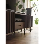 TV regal HORIZON je moderen kos pohištva. Ni le praktična, temveč tudi dekorativna in elegantna. Zaradi svoje razporeditve se poda v vsak dnevni prostor.