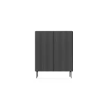 Visoka komoda MURI črna je zasnovana v preprostem, a elegantnem slogu. Klasična črna barva doda eleganco in modernost vsakemu prostoru. Ima črne kovinske