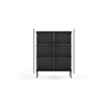 Visoka komoda MURI črna je zasnovana v preprostem, a elegantnem slogu. Klasična črna barva doda eleganco in modernost vsakemu prostoru. Ima črne kovinske