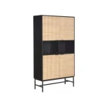 Visoka komoda SINI je moderen in eleganten kos pohištva. Odlično se poda v vsak prostor, zaradi svojega edinstvenega dizajna. Je v črni barvi s kombinacijo