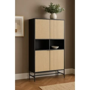 Visoka komoda SINI je moderen in eleganten kos pohištva. Odlično se poda v vsak prostor, zaradi svojega edinstvenega dizajna. Je v črni barvi s kombinacijo