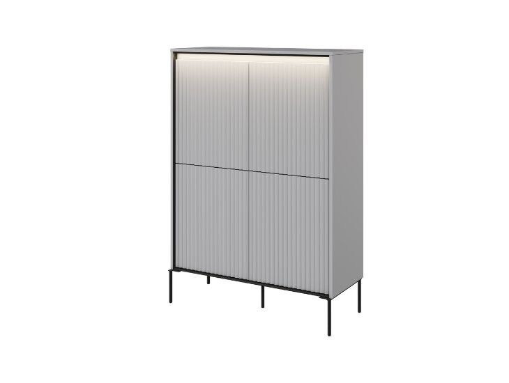 Visoka komoda TERA, ni le pohištvo, ki ponuja veliko prostora za shranjevanje, temveč vaši notranjosti doda tudi eleganco in slog. Visoka komoda ne bo le