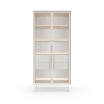 Visoka vitrina LUMPI kašmir, ni le osupljiva temveč tudi praktična. Elegantna barva naredi kolekcijo brezčasno in elegantno. Steklo na frontah daje