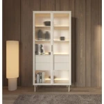 Visoka vitrina LUMPI kašmir, ni le osupljiva temveč tudi praktična. Elegantna barva naredi kolekcijo brezčasno in elegantno. Steklo na frontah daje