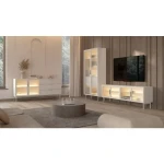 Visoka vitrina LUMPI kašmir, ni le osupljiva temveč tudi praktična. Elegantna barva naredi kolekcijo brezčasno in elegantno. Steklo na frontah daje