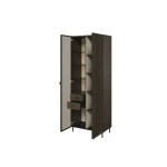 Vitrina HORIZON je večnamenski kos pohištva, ki ne omogoča le shranjevanja in razstavljanja različnih predmetov, temveč služi tudi kot dekorativni kos