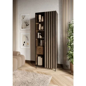 Vitrina HORIZON je večnamenski kos pohištva, ki ne omogoča le shranjevanja in razstavljanja različnih predmetov, temveč služi tudi kot dekorativni kos