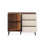 Dnevni regal VILMA je sestavljen iz kar treh kakovostnih kosov pohištva: TV regala, komode ter vitrine. Poleg tega prejmete tudi LED osvetlitev za vsak kos