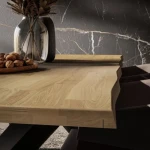 Jedilna miza MALIM je narejena do podrobnosti natančno. Očarali vas bodo njeni prefinjeno narejeni vzorci ter stabilnost. Narejena je iz visokokakovostnega