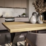 Jedilna miza MALIM 2 je narejena do podrobnosti natančno. Očarali vas bodo njeni prefinjeno narejeni vzorci ter stabilnost. Narejena je iz visokokakovostnega