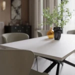 Jedilna miza TIMPLI je elegantna in kakovostna. Odlično se poda v vsak dnevni prostor in jedilnico. Ima kakovostno mizno ploščo debeline 28 mm. Za dodatno