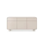 Komoda ALBI 160 je elegantna in sodobna. Narejena je iz visokokakovostnih materialov. Zaradi svoje oblike in trpežnih nogic zagotavlja dodatno stabilnost.