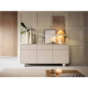 Komoda ALBI 160 je elegantna in sodobna. Narejena je iz visokokakovostnih materialov. Zaradi svoje oblike in trpežnih nogic zagotavlja dodatno stabilnost.