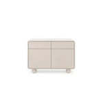 Komoda ALBI mini je elegantna in sodobna. Narejena je iz visokokakovostnih materialov. Zaradi svoje oblike in trpežnih nogic zagotavlja dodatno stabilnost.