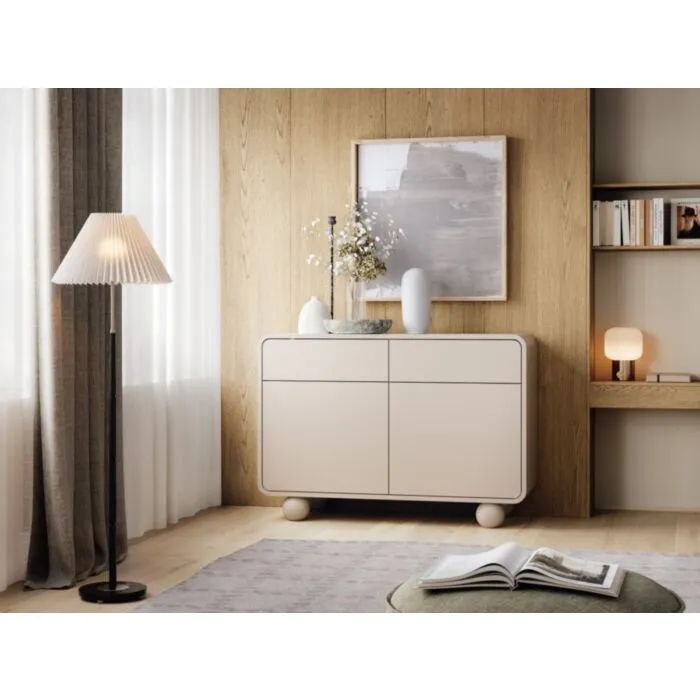 Komoda ALBI mini je elegantna in sodobna. Narejena je iz visokokakovostnih materialov. Zaradi svoje oblike in trpežnih nogic zagotavlja dodatno stabilnost.