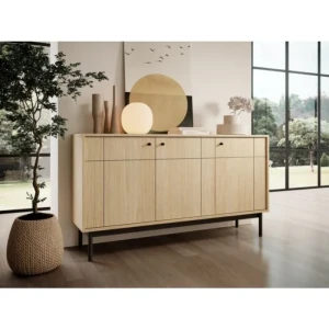 Komoda JAPONI 154 hrast je elegantna in preprosta. Odlično se poda v vsak dnevni prostor. Narejena je iz visokokakovostnih materialov, kar zagotavlja trdnost