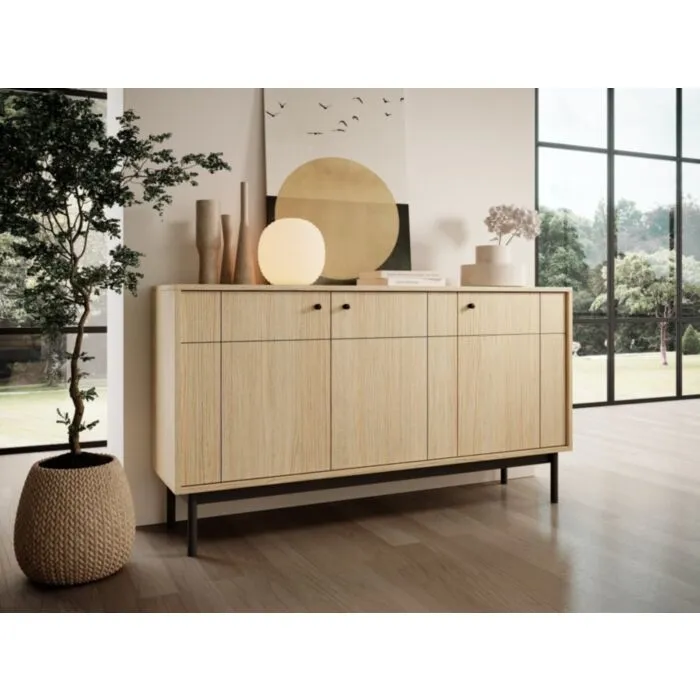 Komoda JAPONI 154 hrast je elegantna in preprosta. Odlično se poda v vsak dnevni prostor. Narejena je iz visokokakovostnih materialov, kar zagotavlja trdnost