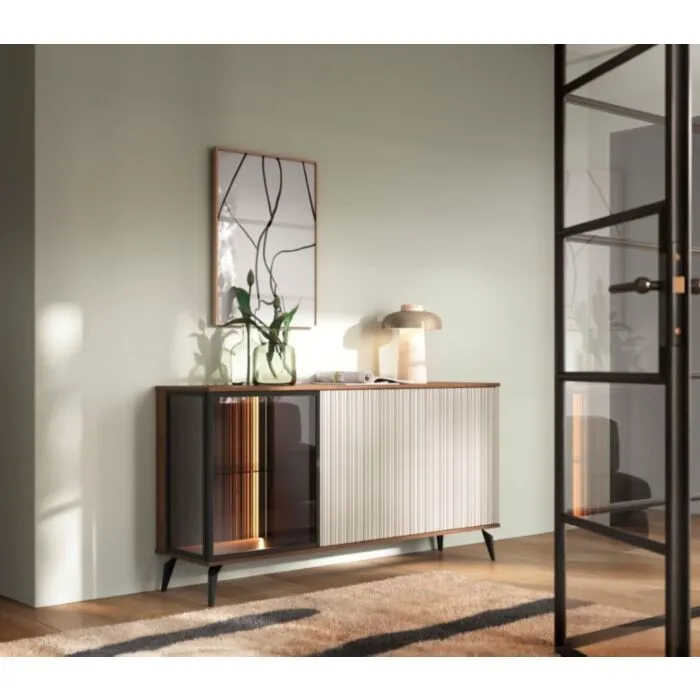 Komoda VILMA Komoda VILMA je sodobna in elegantna. Narejena je iz kakovostnega MDF-ja in visokokakovostnega stekla. Zaradi svoje oblike in visokokakovostnih materialov je