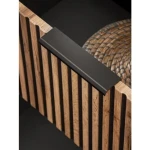 Kopalniški blok ILA 120 je izdelan v sodobnem dizajnu, ki združuje naravno lepoto hrastovega lesa s sodobno črno barvo. Osnovni element bloka je omarica za