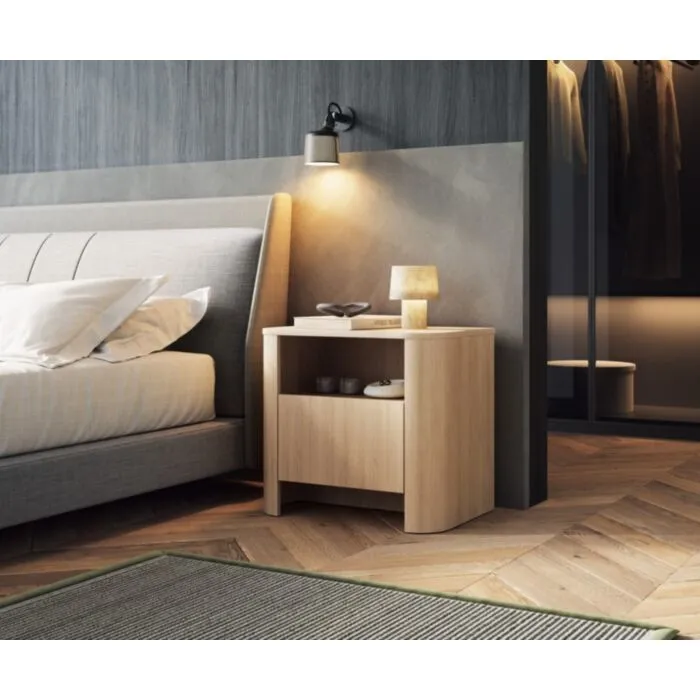 Nočna omarica BARBA hrast je elegantna in preprosta. S svojo obliko in kakovostjo se poda v vsak dnevni prostor. Narejena je it kakovostnega MDF-ja. Ima
