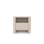 Nočna omarica BARBA kašmir je elegantna in preprosta. S svojo obliko in kakovostjo se poda v vsak dnevni prostor. Narejena je it kakovostnega MDF-ja. Ima