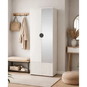 Omara RAJ je elegantna in funkcionalna. Odlično se poda v vsak predprostor ali pa sobo, kjer potrebujete dodaten prostor za urejenost in shranjevanje. Omarica