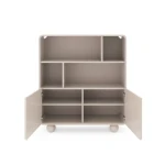 Regal ALBI je eleganten in sodoben. Narejen je iz visokokakovostnih materialov. Zaradi svoje oblike in trpežnih nogic zagotavlja dodatno stabilnost. Okrogle