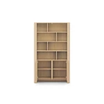 Regal BARBA hrast je eleganten in preprost. S svojo obliko in kakovostjo se poda v vsak dnevni prostor. Narejen je it kakovostnega MDF-ja. Ima nogice posebne