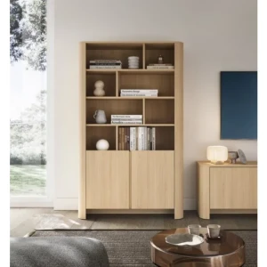 Regal BARBA hrast je eleganten in preprost. S svojo obliko in kakovostjo se poda v vsak dnevni prostor. Narejen je it kakovostnega MDF-ja. Ima nogice posebne